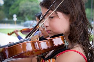 Girl-playing-violin